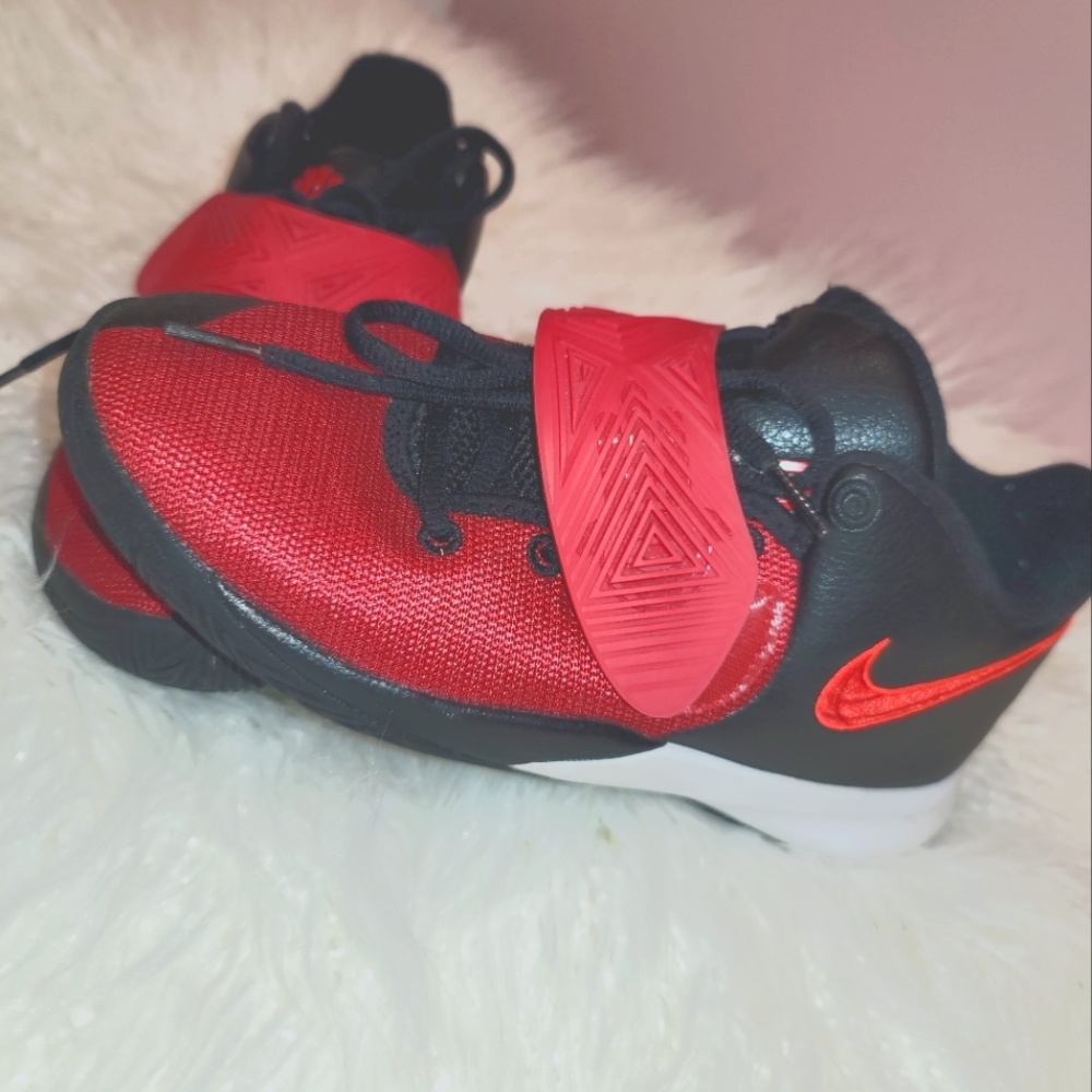 Boys Red/Black Nike Kyrie Flytrap, size 4